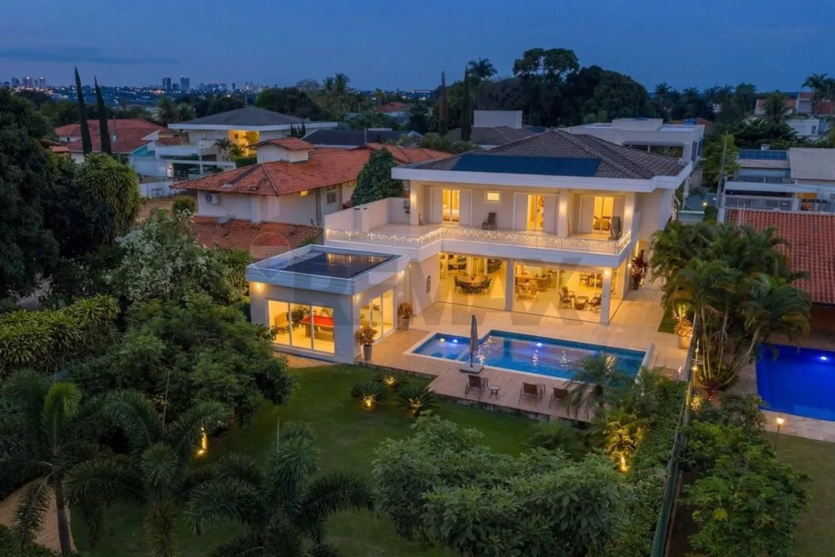 Localizada na prestigiosa SHIS QI 15 Lago Sul, esta magnífica residência está à ...