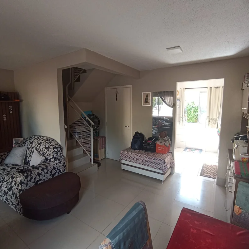 Vendo casa de 03 quartos composta por:Piso Térreo:- Sala ampla para dois ambient...