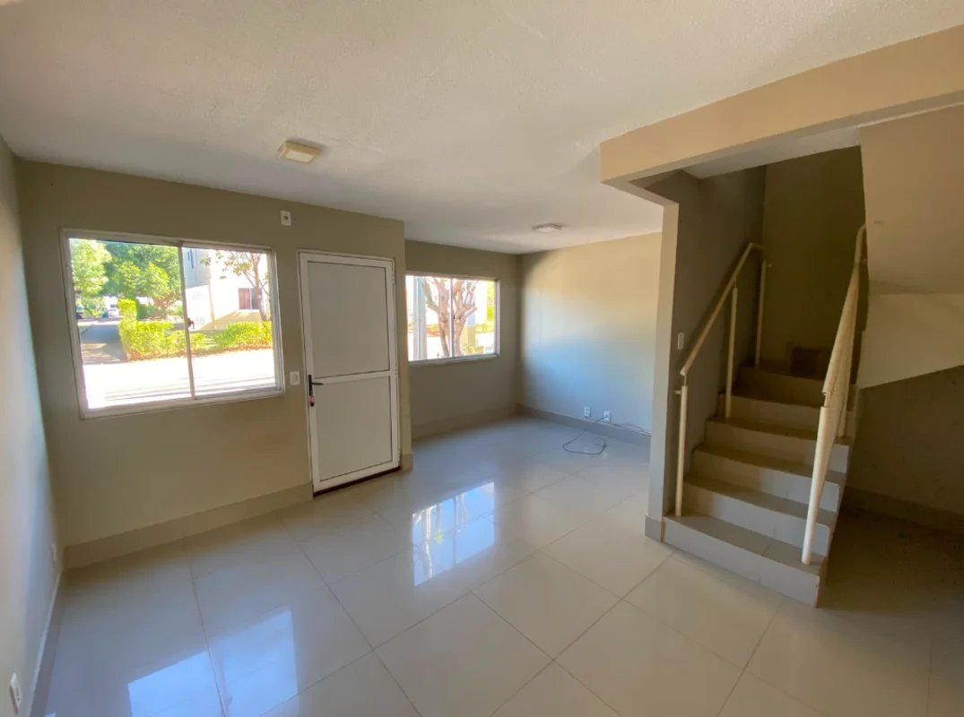 Vendo casa de 03 quartos composta por:Piso Térreo:- Sala ampla para dois ambient...