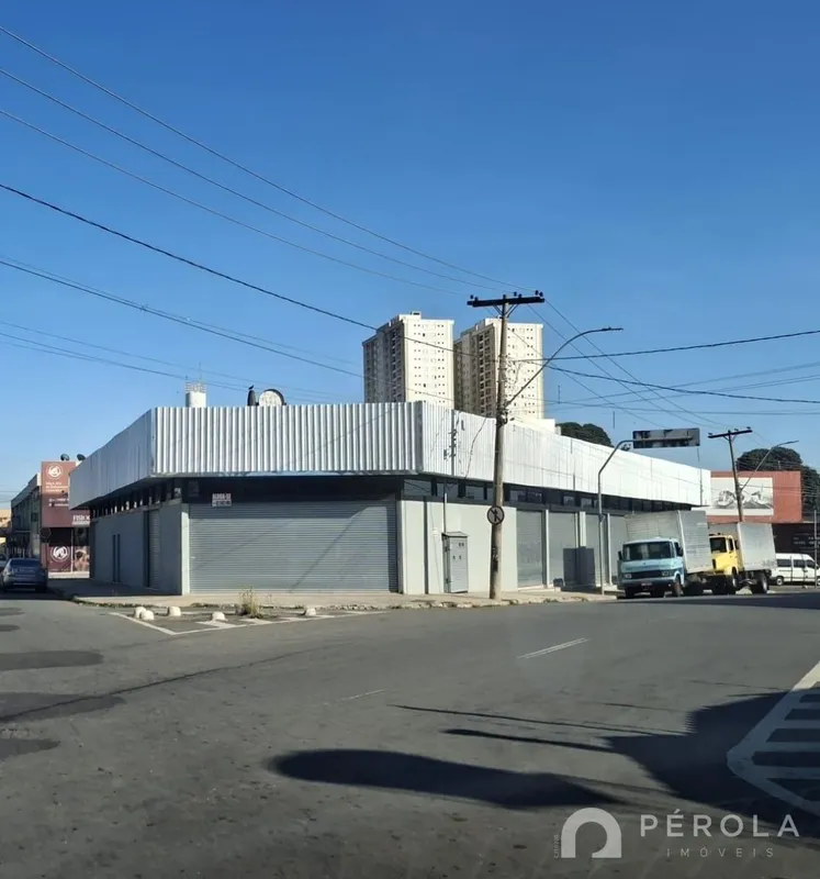 Sala comercial com 180m². Possui um banheiro e piso usinado e desempenado. Abaix...