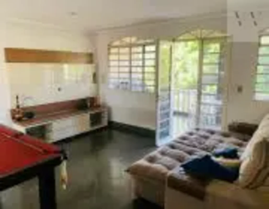 Descubra seu novo lar na charmosa rua QI 8 Conjunto R, em Guara I, DF. Esta casa...