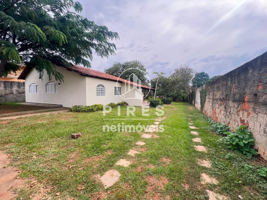 Aluga-se casa original térrea na QI 29 - Lago sul, sendo:- Casa térrea, com sala...