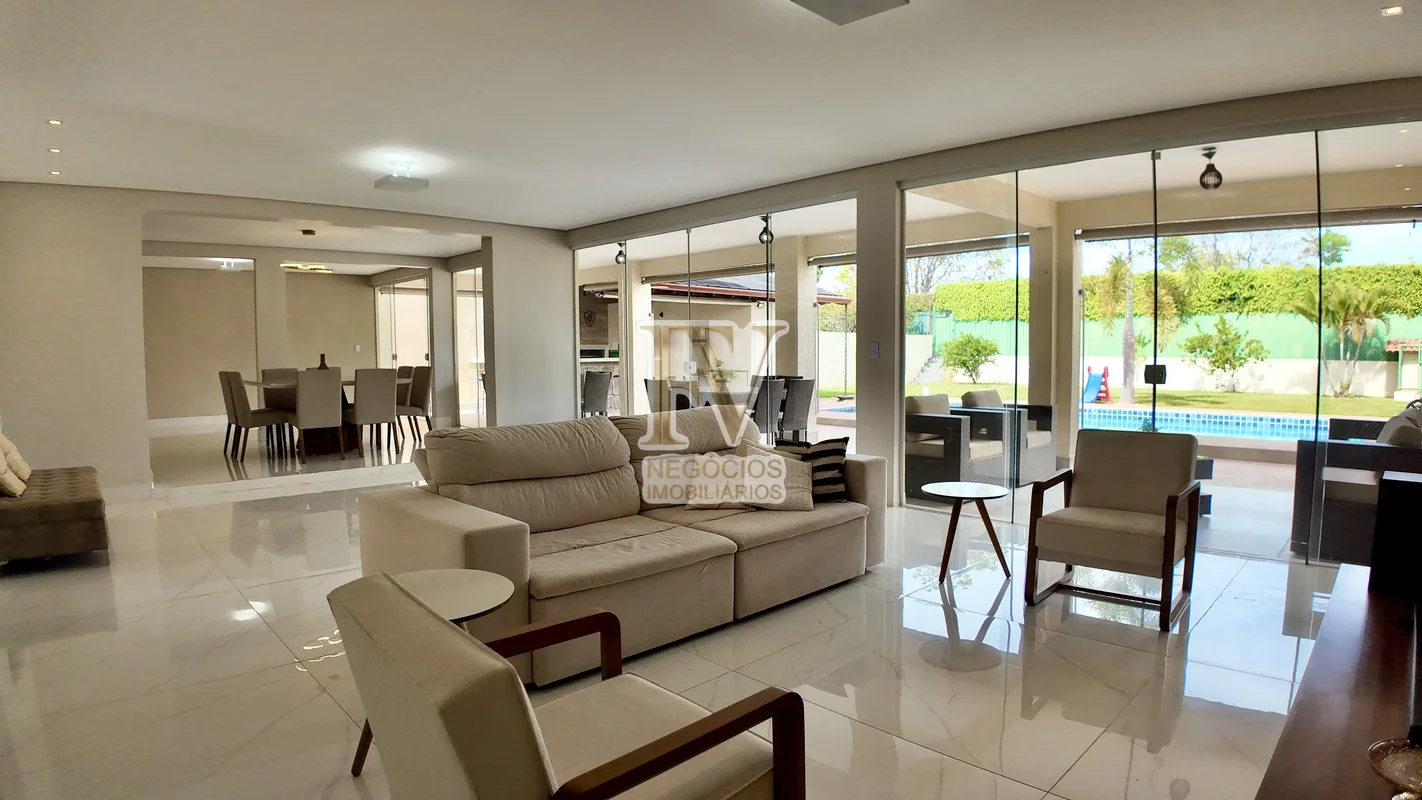 Magnífica residência com 500 m2 de área residencial e área construída de 645 m2 ...