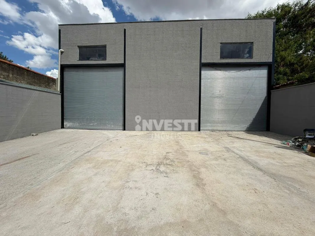 LOCALIZAÇÃOVende-se galpão comercial Novo, situado a apenas uma rua da Avenida L...