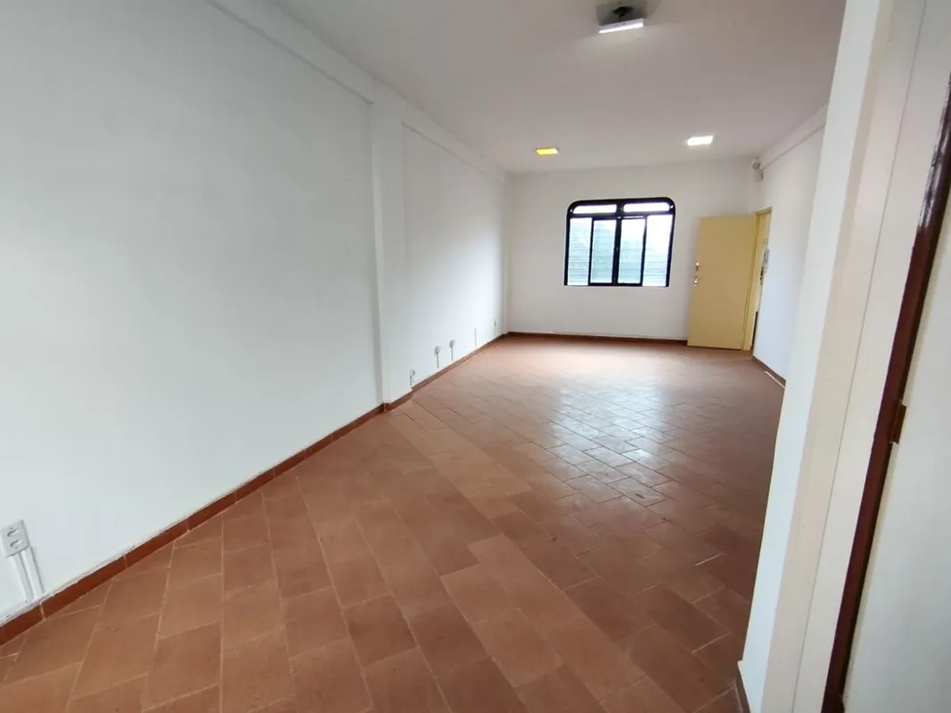 Sala com 37 m2, banheiro, piso ceramica. Localizada no predio do Correio Serrinh...
