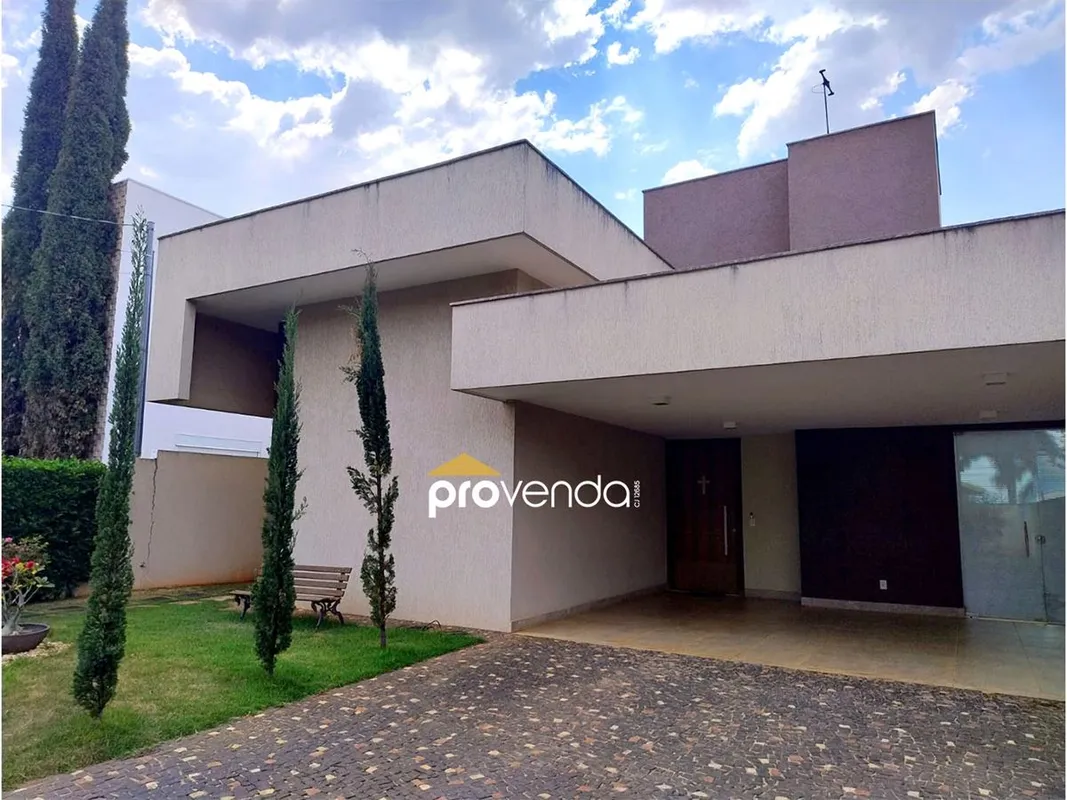 A casa de condomínio térrea no bairro Jardins Madri possui 416 m2 de lote, 280 m...