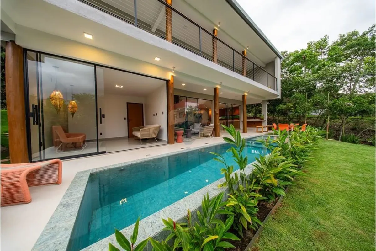 Casa JARDIM: Arquitetura Biofílica e Vista Permanente para o Vale Solar da Serra...