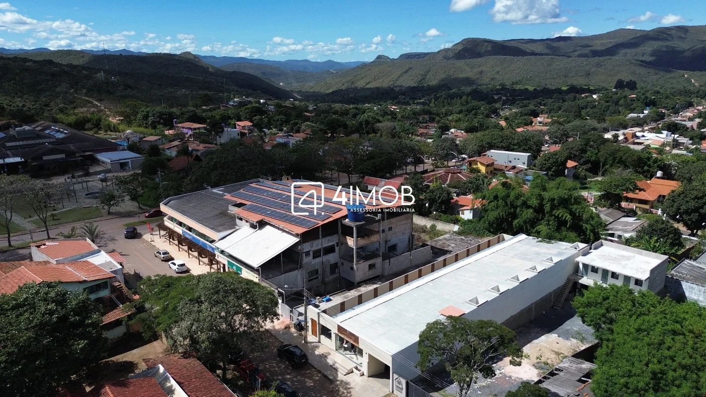 Na imensidão da Chapada dos Veadeiros, onde o cerrado encontra cachoeiras crista...