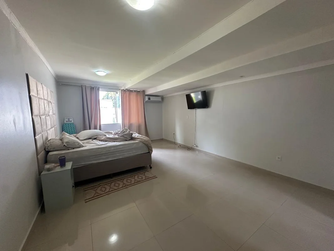 Vendo casa localizado jardim botânico condomínio ouro de Itaipu composta por: * ...
