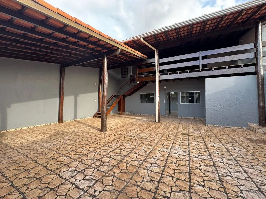 Casa a venda quadra 10 - Sobradinho-DF;Terreno: 350 m²Composto por:- Sala de est...