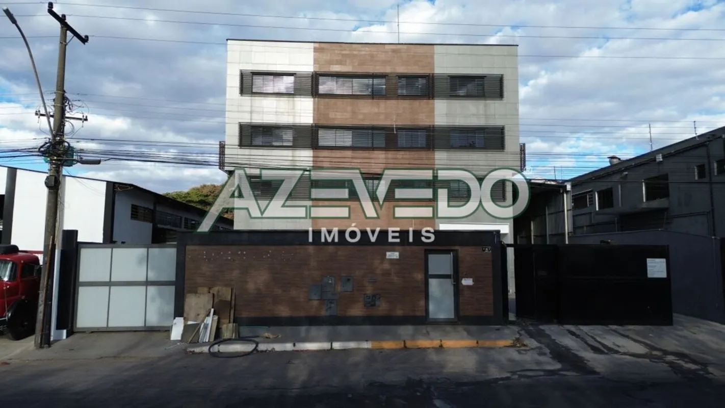 Estrutura:Térreo;Corredor de espera coberto;Estacionamento para 3 veículos com t...