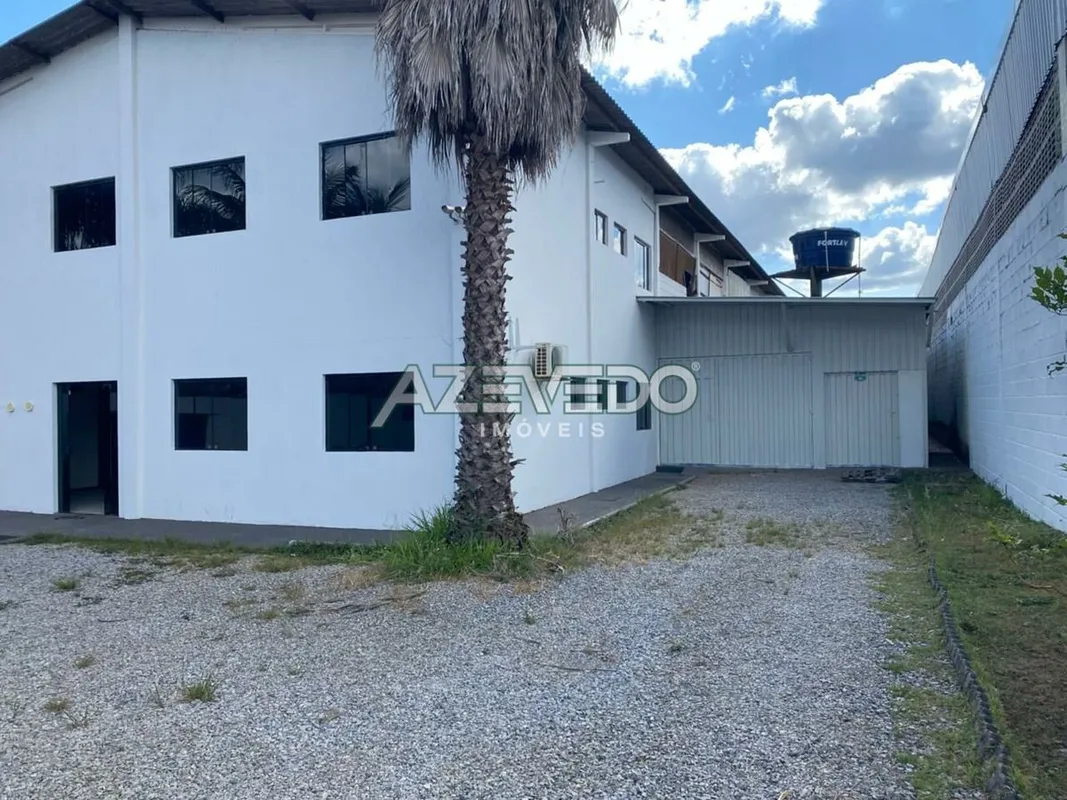 - Terreno: 1.200 m² -Área construída: 1.100 m² -Armazenagem: aproximadamente 300...