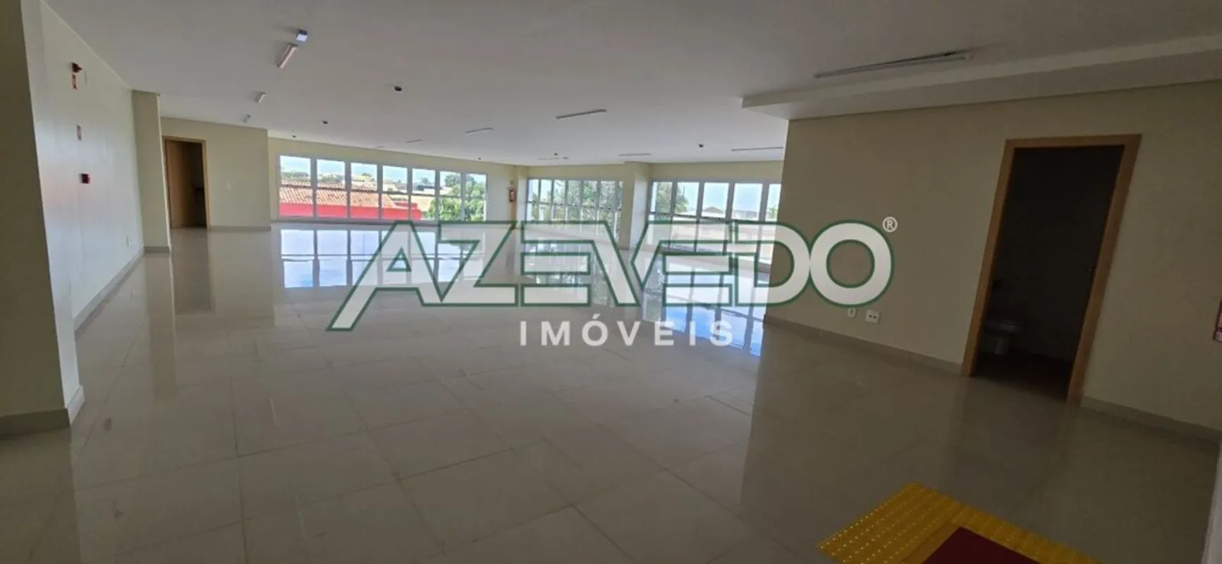 Alugo sala comercial em excelente localização;Composta por:- 4 banheiros;- Siste...