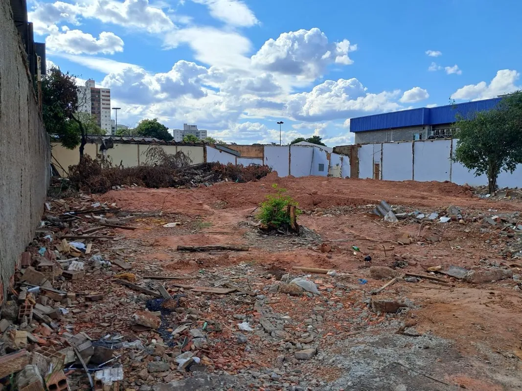 Oportunidade no Parque Oeste Industrial – 2 Lotes Comerciais à VendaDois excelen...