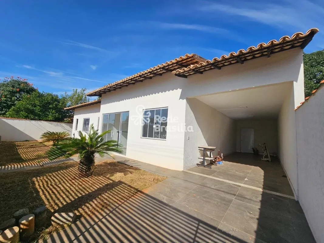 Casa nascente recém-reformada com 5 quartos em um dos condomínios que mais cresc...