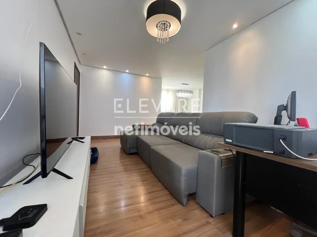 APARTAMENTO AMPLO, VAZADO, NASCENTE, 135,5M² distribuídos:-4 quartos com armário...
