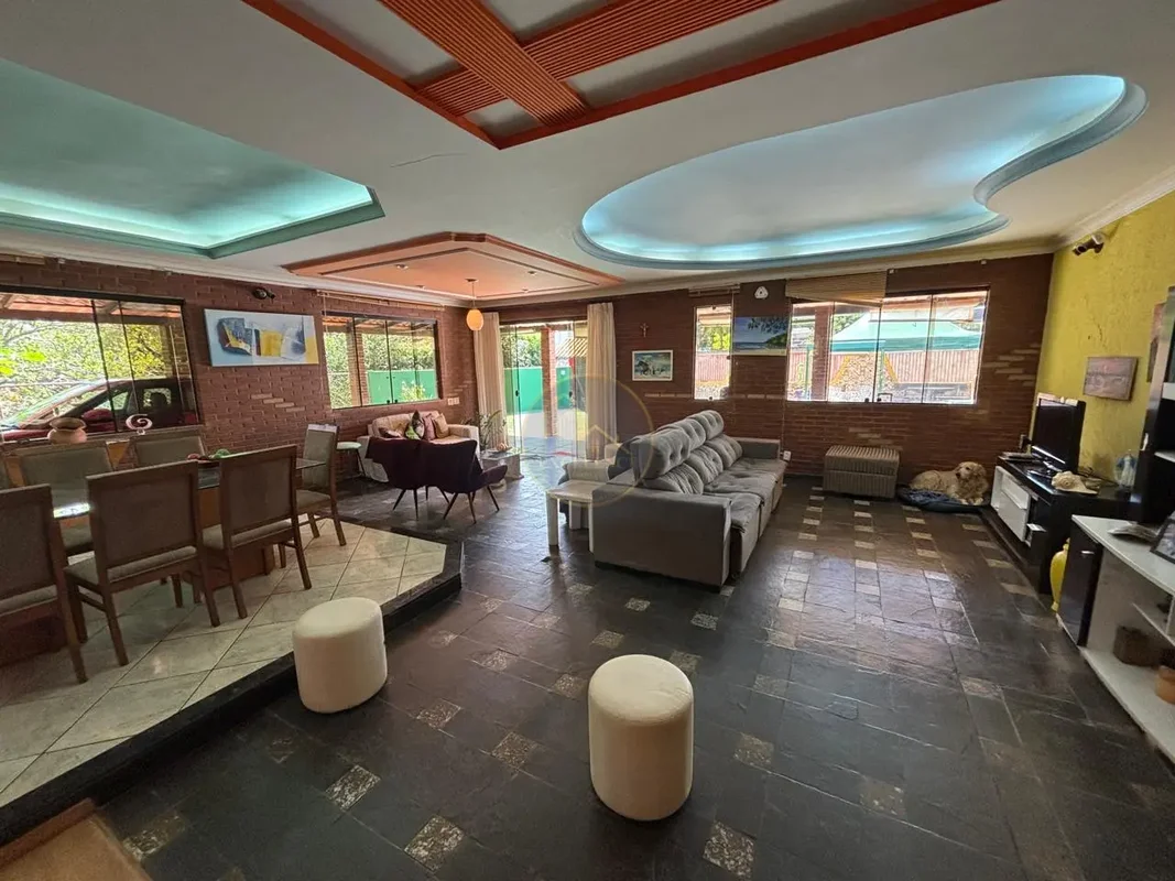 Casa térrea dentro de Condomínio com infra estrutura, localizada em frente BR 48...