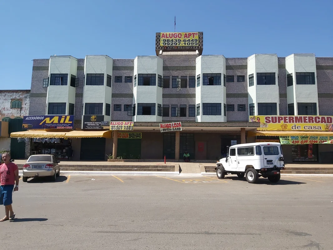 Belo predinho de 03 pavimentos; com 20 apartamentos de 01 quarto (suíte) + sala ...