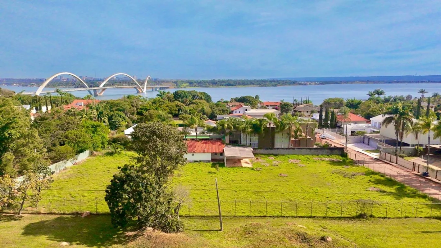 Destaques do imóvel: Lote de esquina; Escriturado e com habite-se; Terreno plano...