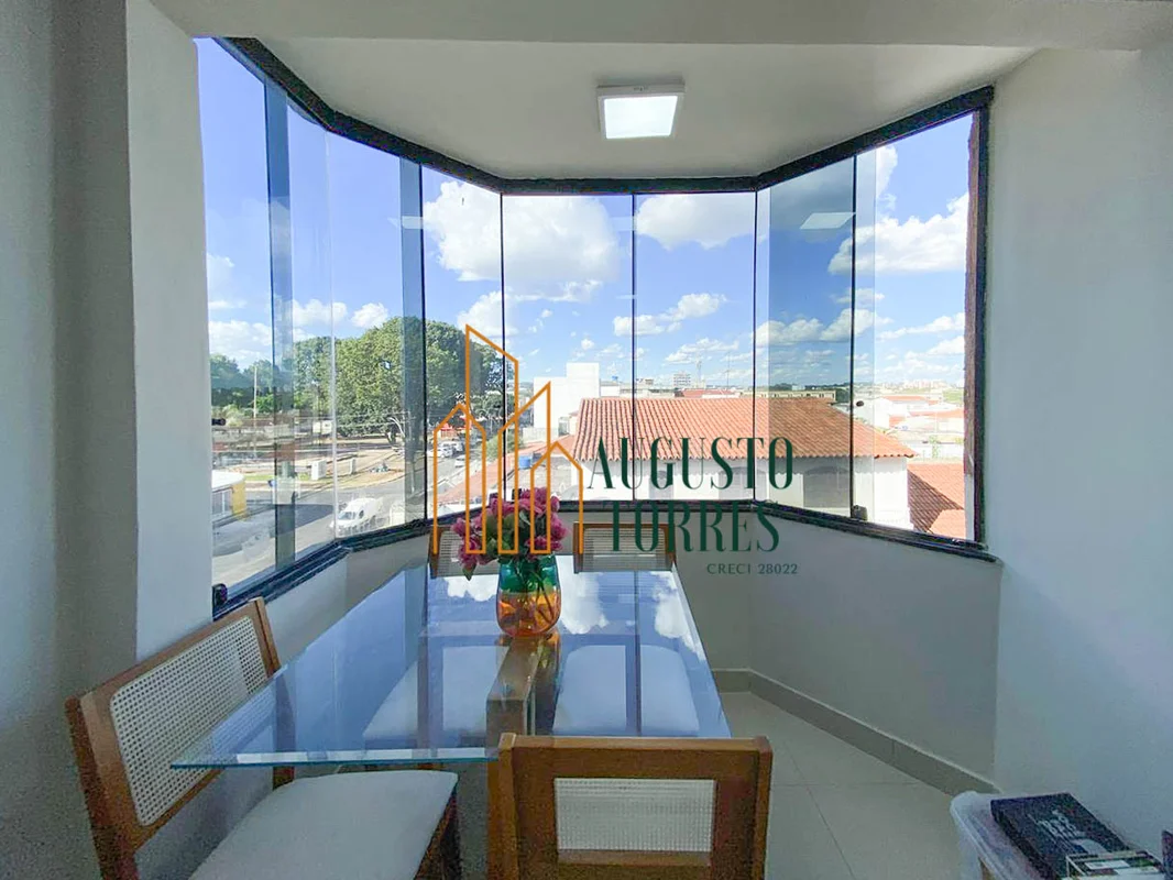 Apartamento no 3º andar. Nascente.Todo reformado no porcelanato.Sala ampla com j...