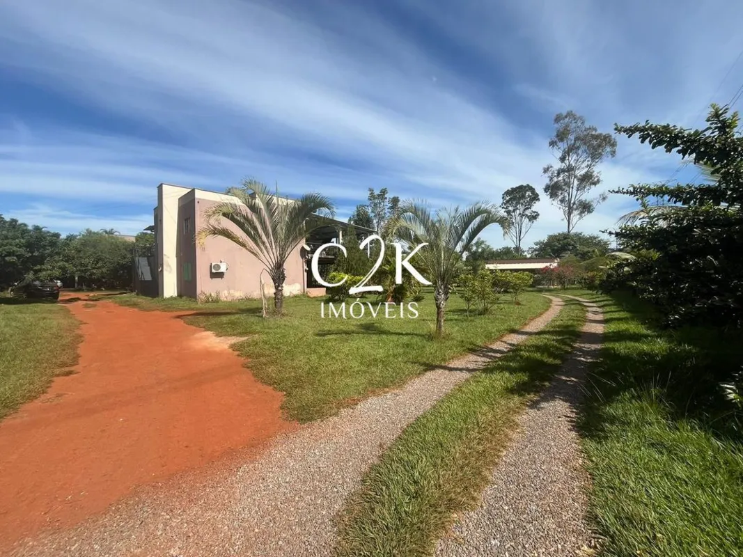 Chácara com 3 casas independentes, Piscina, no Recreio Caraíbas em Goiânia?? C2K...