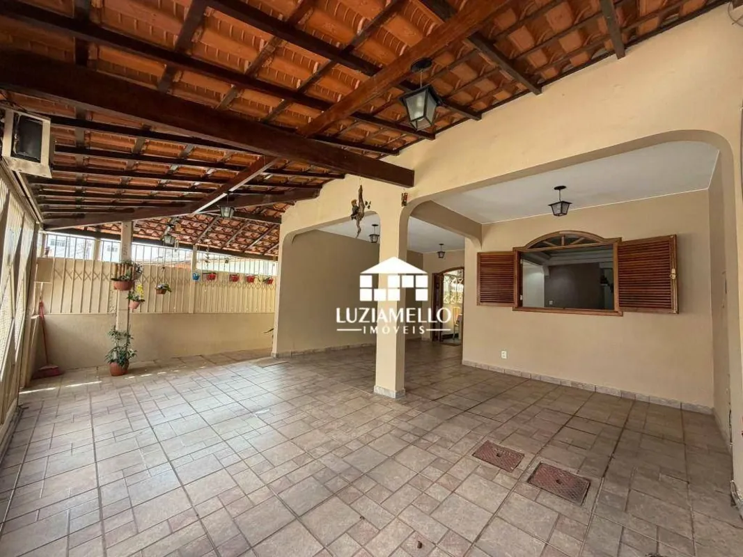 Sobrado de esquina à venda na Guará I QI 22Excelente oportunidade para morar em ...