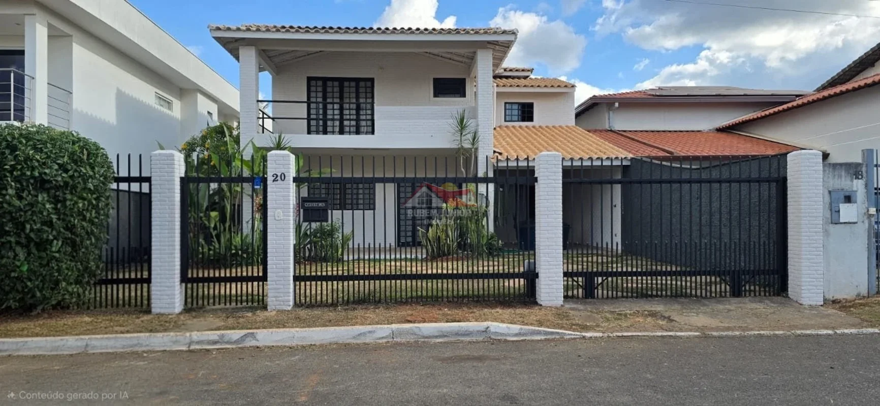 Casa no Condomínio Quintas do Sol – Qd. 3Terreno: 600 m²Área construída: 350 m²C...