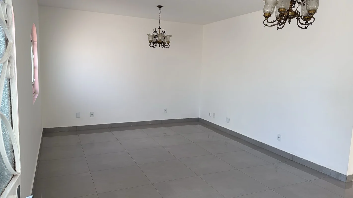 BSB IMOBILIÁRIOVende casa na QND 21, esquina, podendo construir prédio, ambiente...