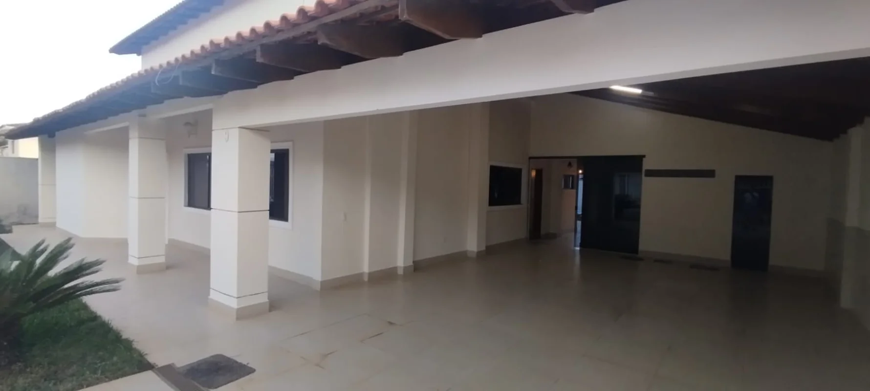 Descubra uma casa espaçosa no Condomínio Solar de Brasília, localizado no Jardim...