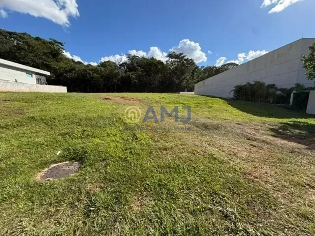 LOTE À VENDA PLATEAU DOR PRIVILEGE GOIÂNIA/GO Área total: 1.047,59 m² Lote plano...