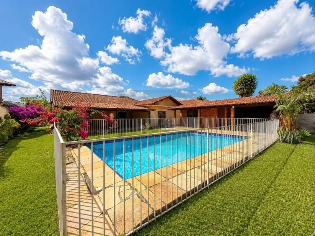 Oportunidade no Lago Norte Quadra 5 Maravilhosa casa térrea em uma das melhores ...