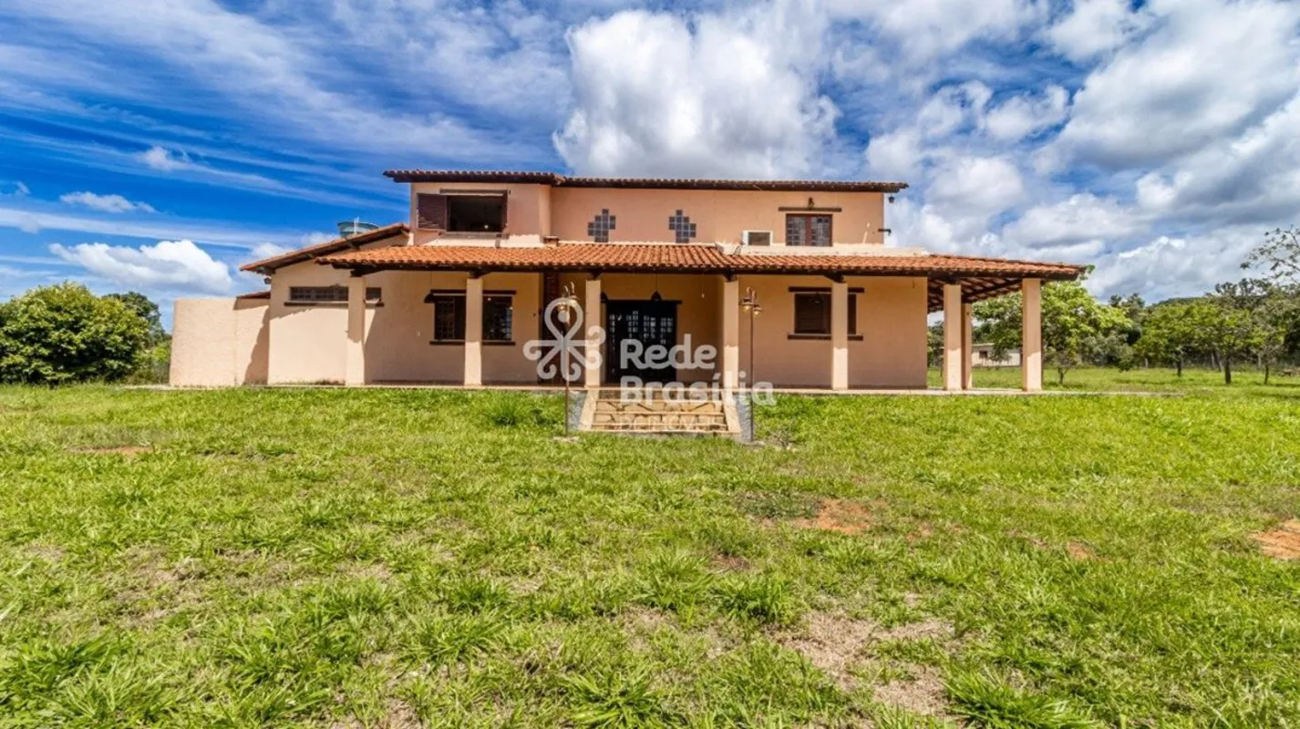 Casa em chácara com 5 quartos sendo Suítes - Núcleo Rural Desembargador Cerqueir...