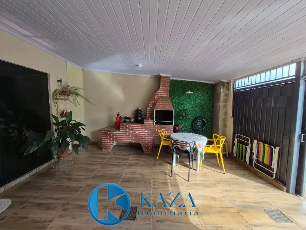 Excelente residência arejada e reformada, com dois quartos, localizada no Reside...