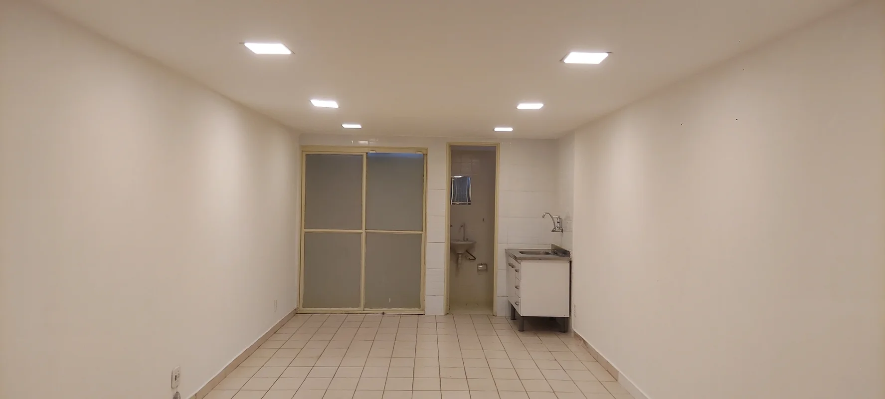 Loja comercial no subsolo. Espaço de 28,37m² de área útil.Quadra de excelente lo...