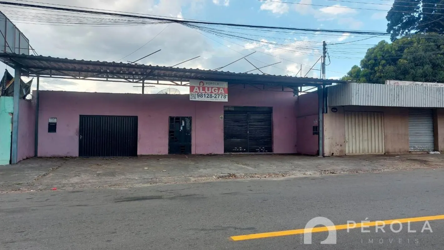 Galpão comercial com amplo salão, dois banheiros e área de serviço. Casa nos fun...