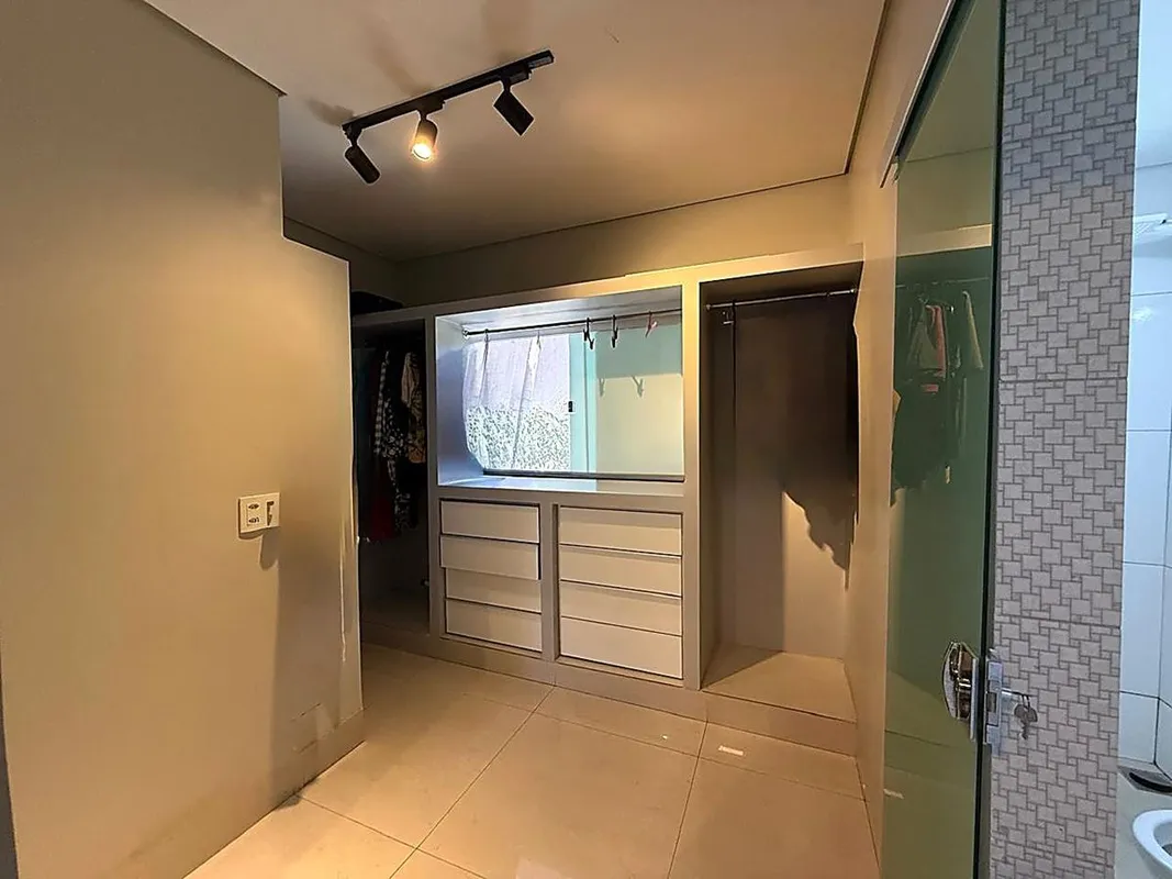 Excelente casa de esquina para locacao, bem localizada e com otimo aproveitament...