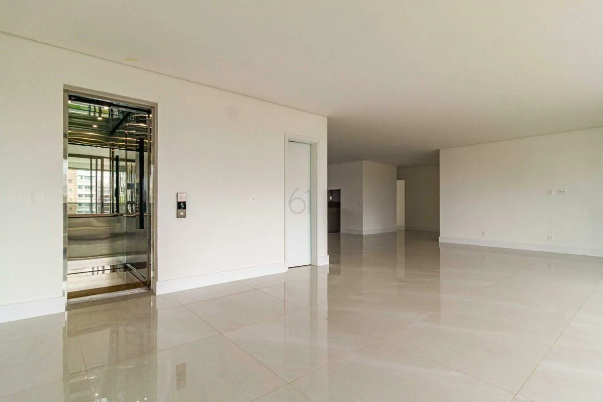 Apartamento reformado e de alto padrão, com 246,25m², localizado em uma das melh...
