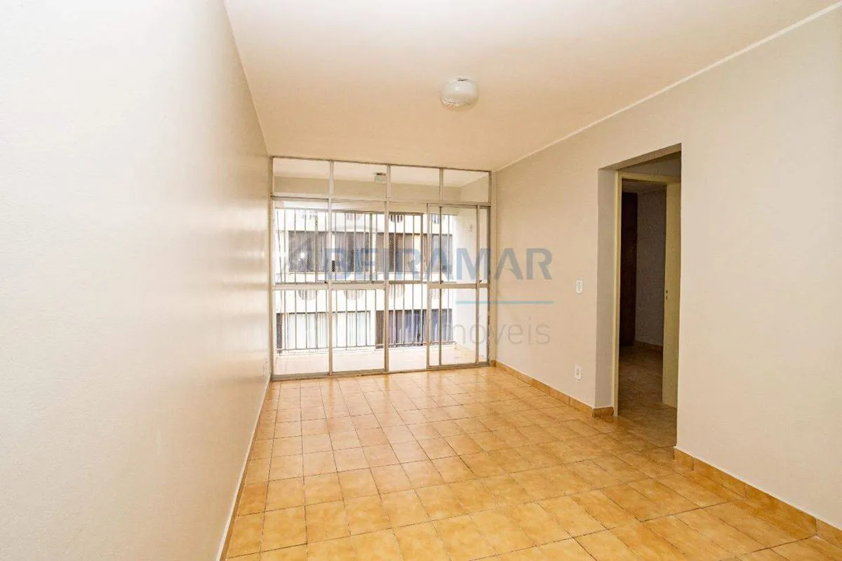 Apartamento desocupado, 2 quartos com varanda, DCE completa, nascente - Ed. Theo...