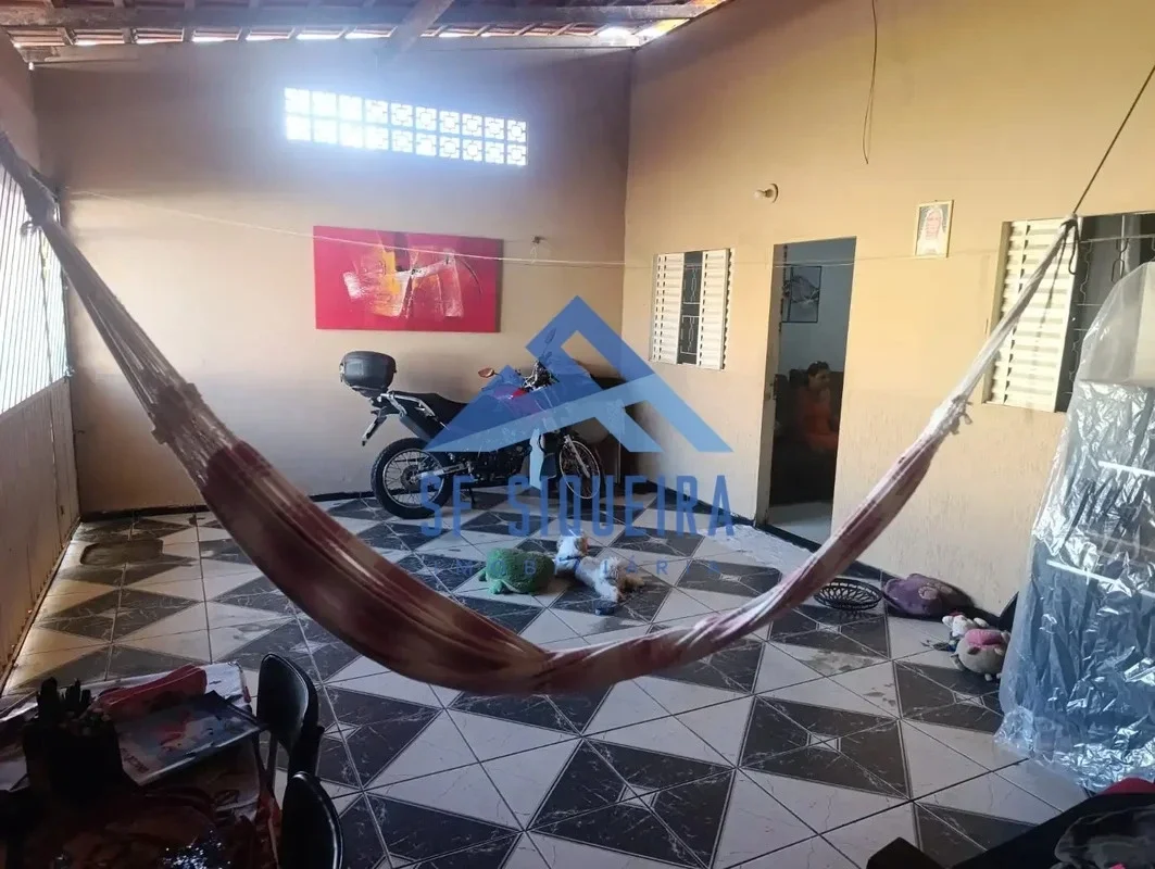S. F. SIQUEIRA IMOBILIÁRIA VENDE CASA EM SOBRADINHO:Imóvel composto por:- 3 quar...