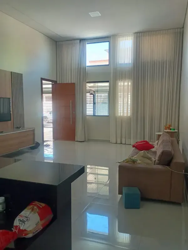 O imóvel no bairro Recanto das Emas tem 150 metros quadrados com 3 quartos sendo...