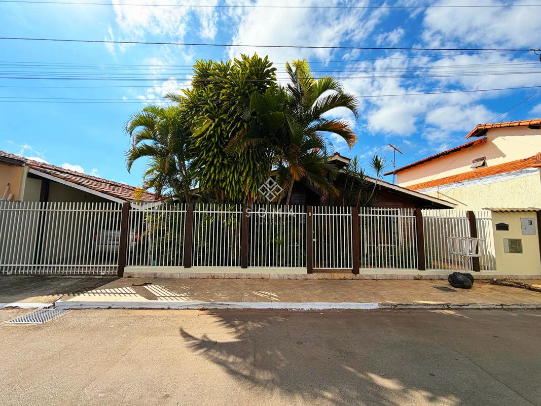 ESPECIFICAÇÕES DA CASA:- 440m²- Sala de TV com painel- Sala de jantar- Cozinha c...