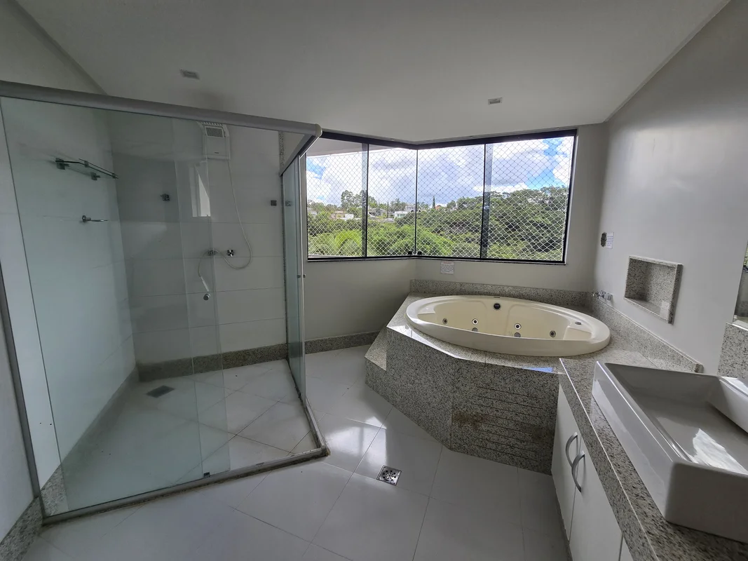 Linda Casa Generosa alto padrão e perto da portaria em rua tranquilaA Imobiliári...