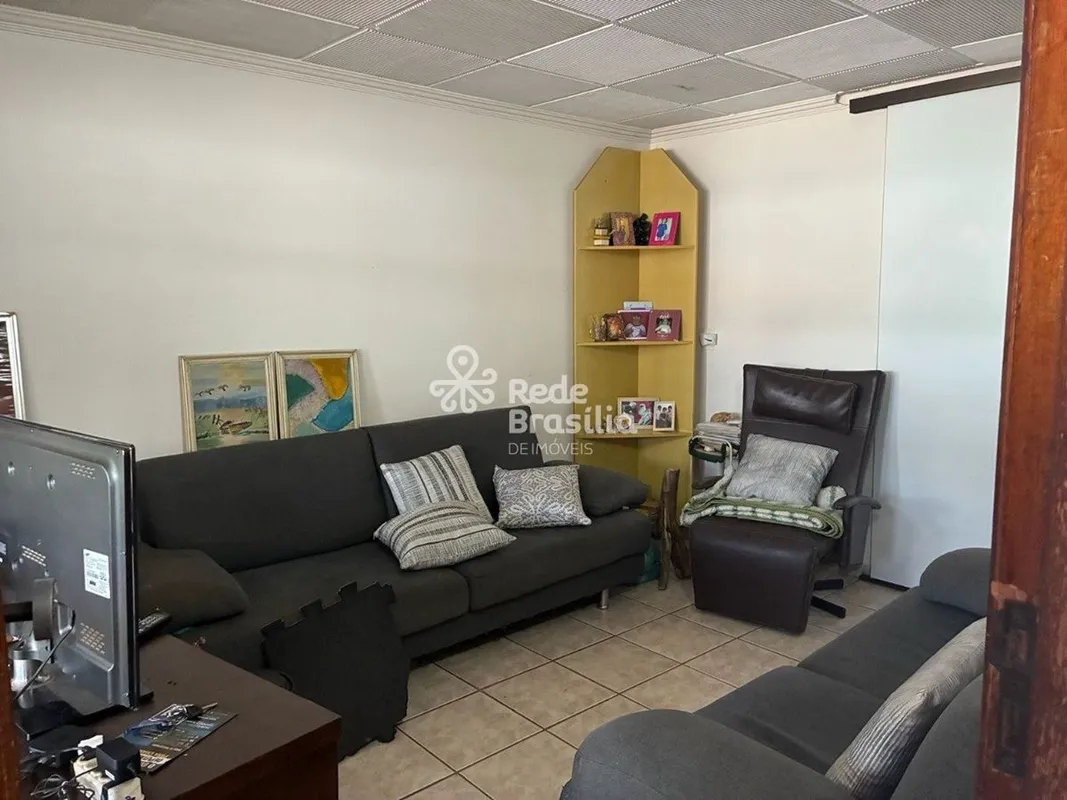 Excelente oportunidade para adquirir uma casa no Guará II, Guará. Esta encantado...