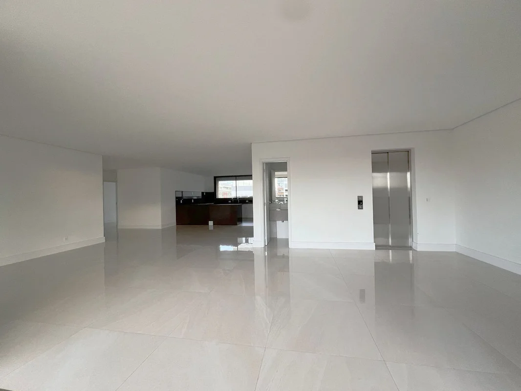 O apartamento que voce precisa para se sentir em casa. 246,25 m² de area util be...