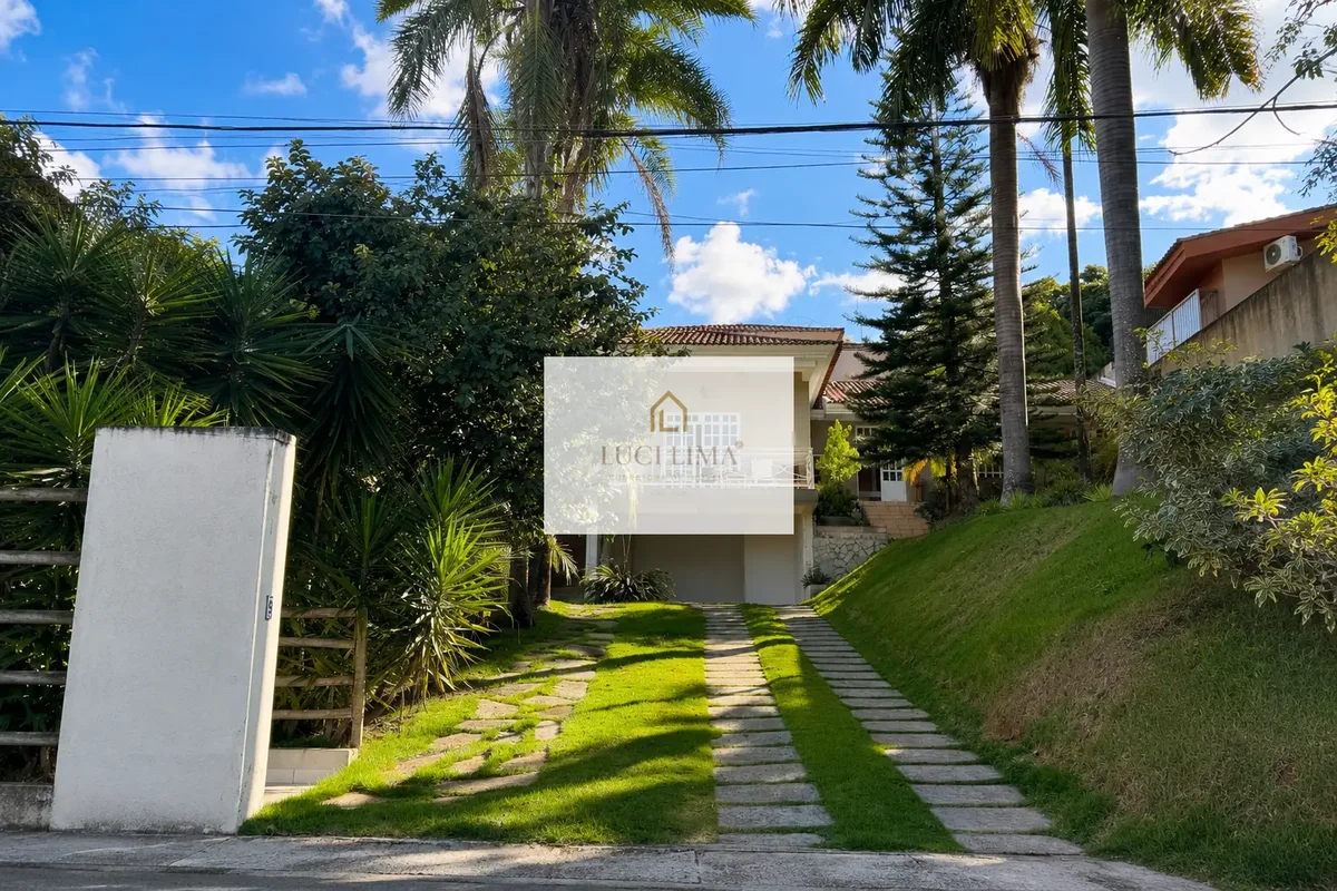 Espaço, aconchego e muito potencial em uma casa cheia de personalidade.Localizad...