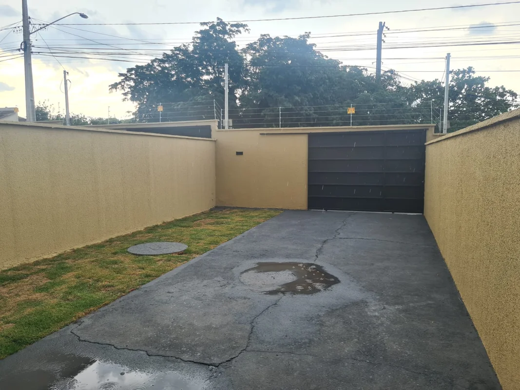 Casa de 70m² com 2 quartos, sendo 1 suíte + 1 banheiro social.Possui vaga de gar...