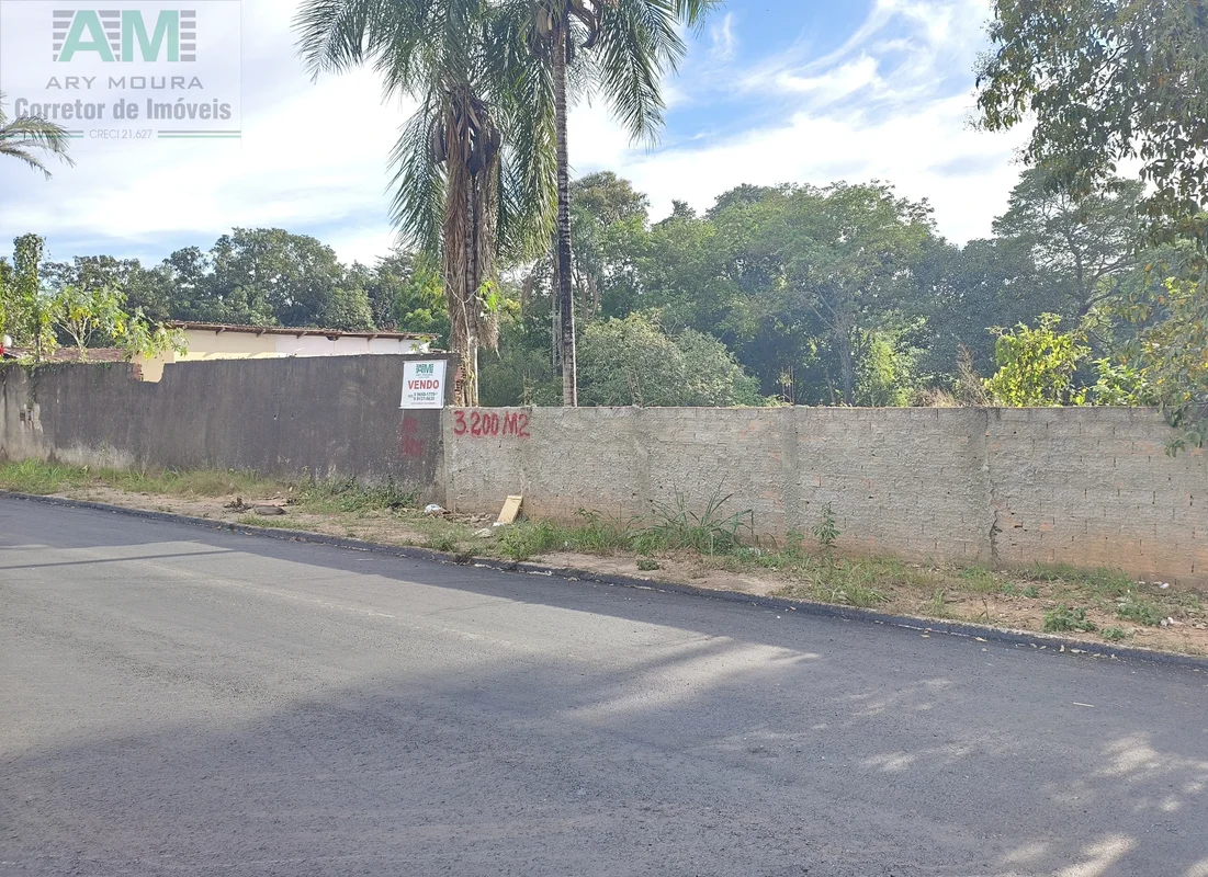 Uma Chacara de 3200.00M2 , COM DOIS BARRAÇOES VELHO , OTIMO PARA FAZER UMA CHACA...