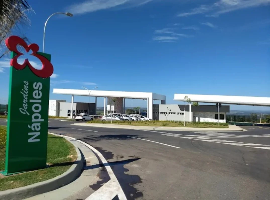 Oportunidade única na Rua Begônia, QD.04 LT.08, no Condominio Jardins Napoles, e...