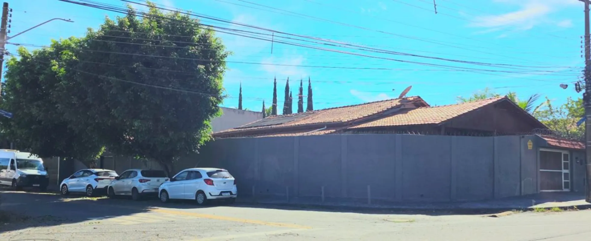 Casa Térrea de Esquina à Venda – Setor BuenoExcelente oportunidade para quem bus...