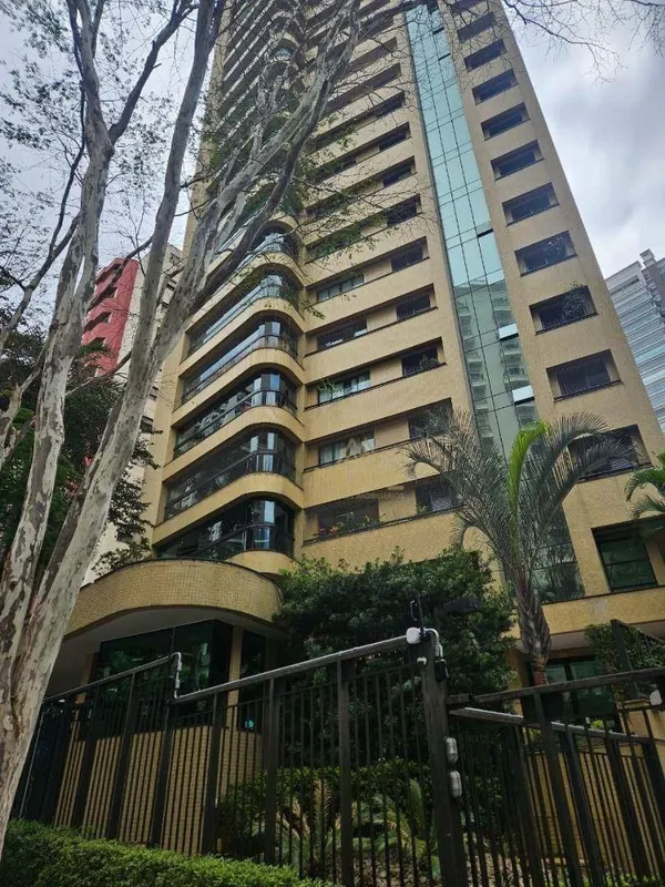 Este deslumbrante apartamento duplex oferece 3 amplos dormitórios, todos suítes,...